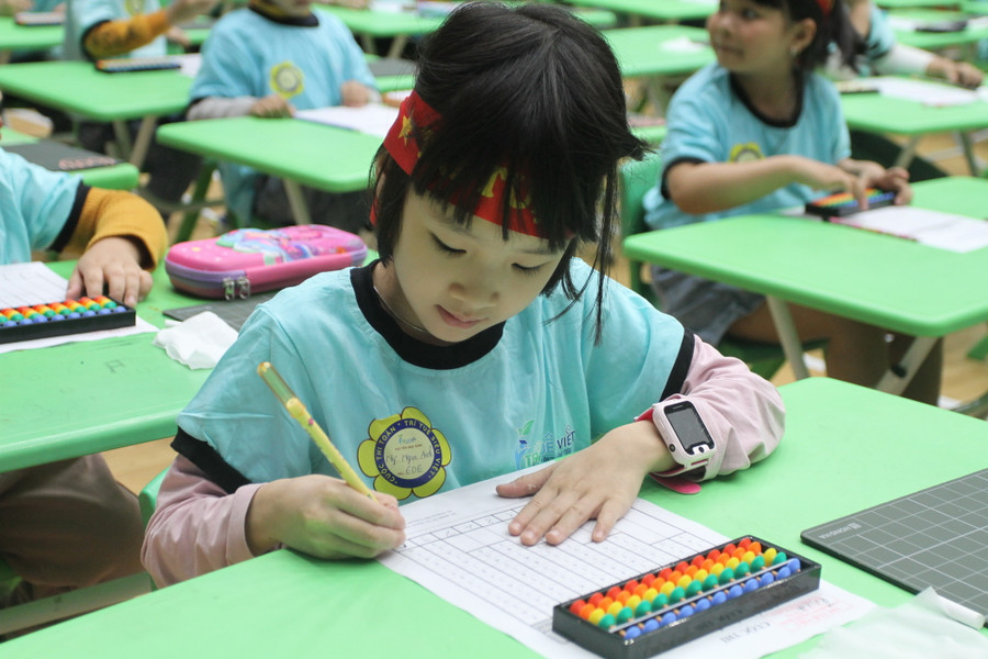 Các thí sinh trổ tài tính nhẩm nhanh. Các thí sinh trổ tài tính nhẩm nhanh.