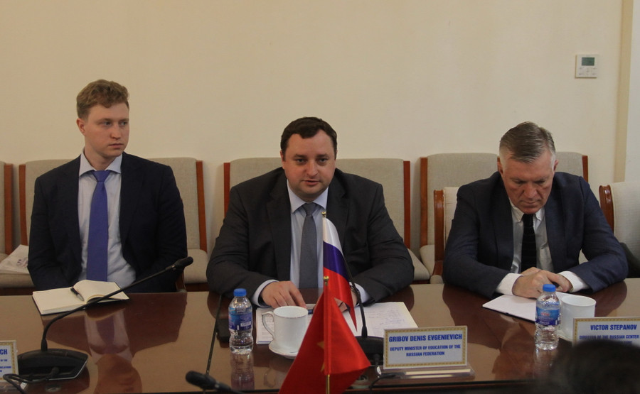 Thứ trưởng Gribov Denis Evgenievich (ngồi giữa) trao đổi tại buổi làm việc.