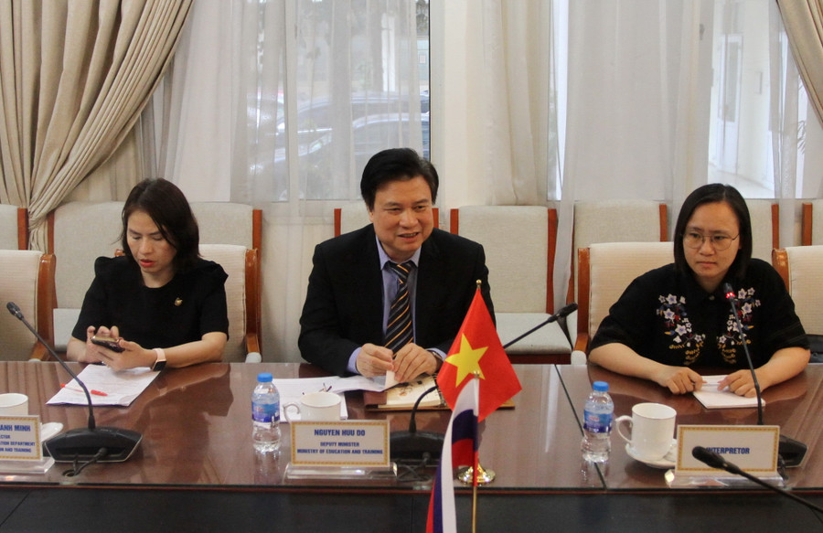 Thứ trưởng Nguyễn Hữu Độ trao đổi tại buổi làm việc.