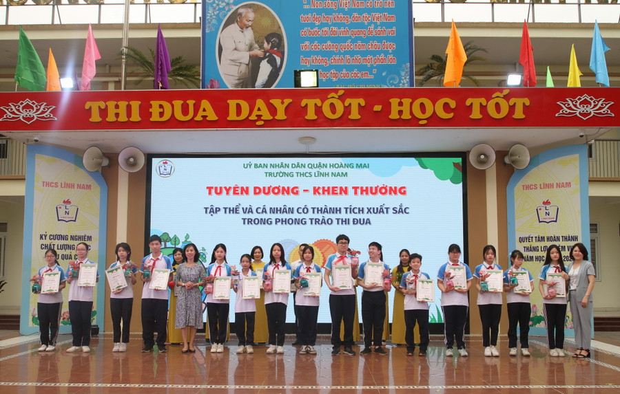 Khen thưởng những tập thể và cá nhân tiêu biểu đã có thành tích nổi bật.