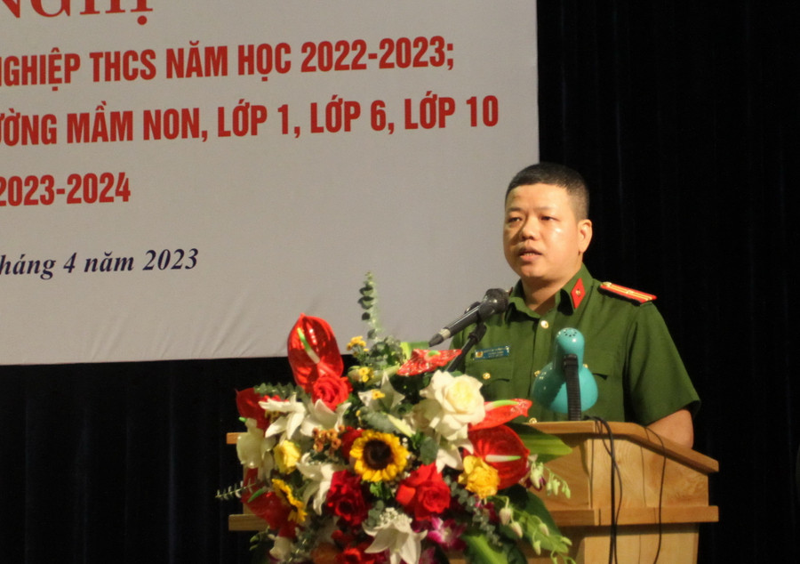 Đại diện Công an thành phố Hà Nội giải đáp những thắc mắc về thủ tục xác minh nơi cư trú của học sinh. Đại diện Công an thành phố Hà Nội giải đáp những thắc mắc về thủ tục xác minh nơi cư trú của học sinh.