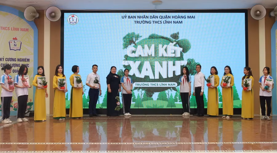 Giáo viên, học sinh Trường THCS Lĩnh Nam thể hiện cam kết xanh hóa trường học.