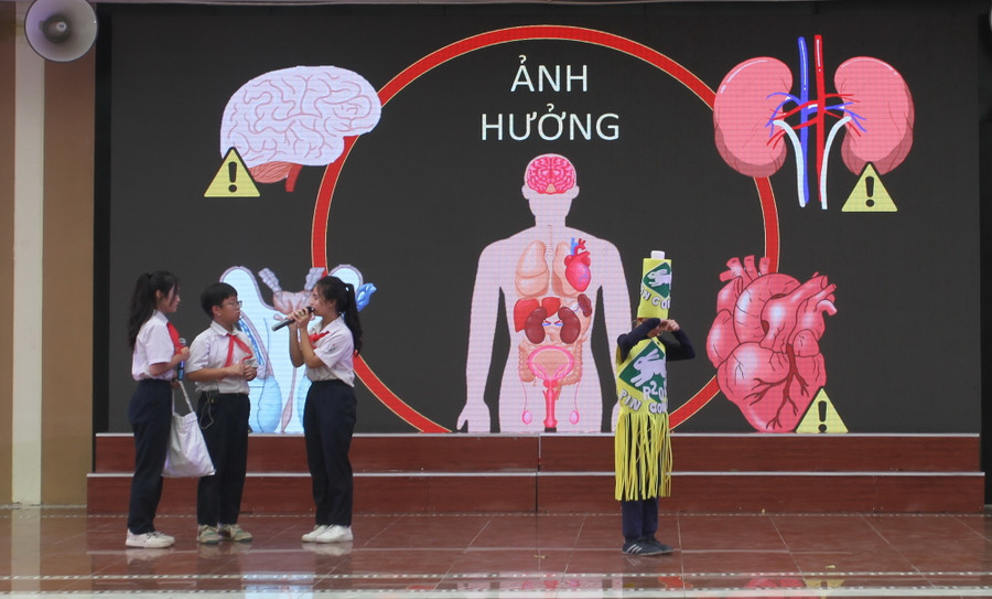 Tiểu phẩm “Hành trình ươm những mầm xanh” do học sinh Trường THCS Lĩnh Nam trình diễn