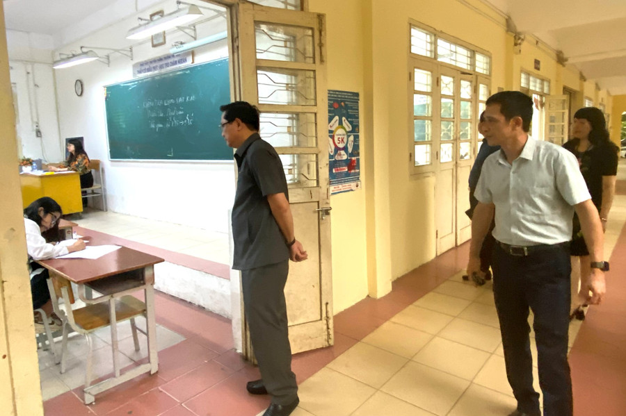Phó Giám đốc Sở GD&amp;ĐT Hà Nội Phạm Xuân Tiến kiểm tra tại Trường THPT Việt Đức (quận Hoàn Kiếm).