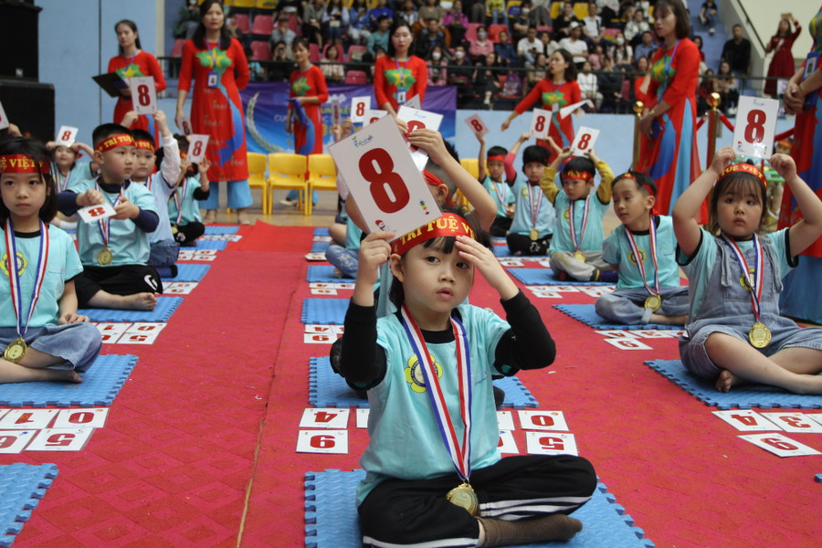 Các thí sinh nhí đua tài tính nhẩm nhanh. Các thí sinh nhí đua tài tính nhẩm nhanh.