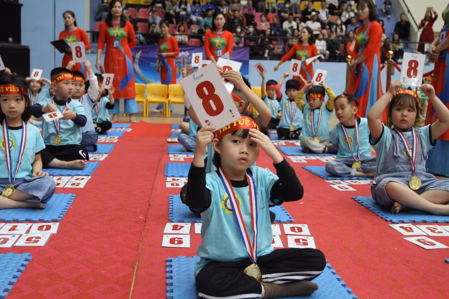 Các thí sinh nhí đua tài tính nhẩm nhanh.
