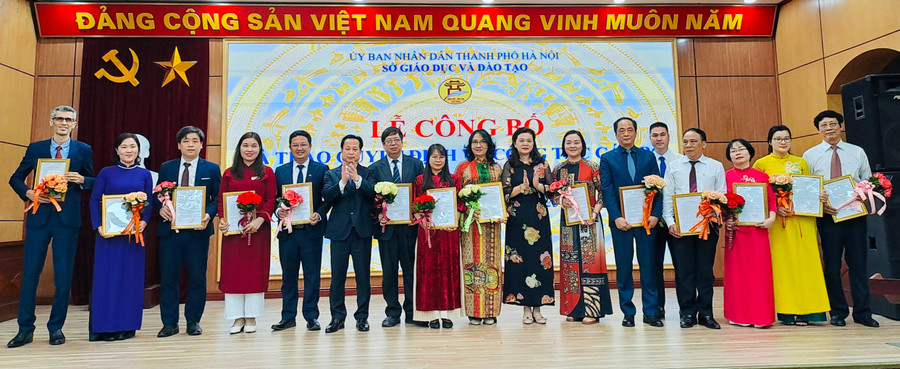 Lãnh đạo Sở GD&ĐT Hà Nội trao quyết định cho các cán bộ quản lý trường ngoài công lập. Lãnh đạo Sở GD&ĐT Hà Nội trao quyết định cho các cán bộ quản lý trường ngoài công lập.