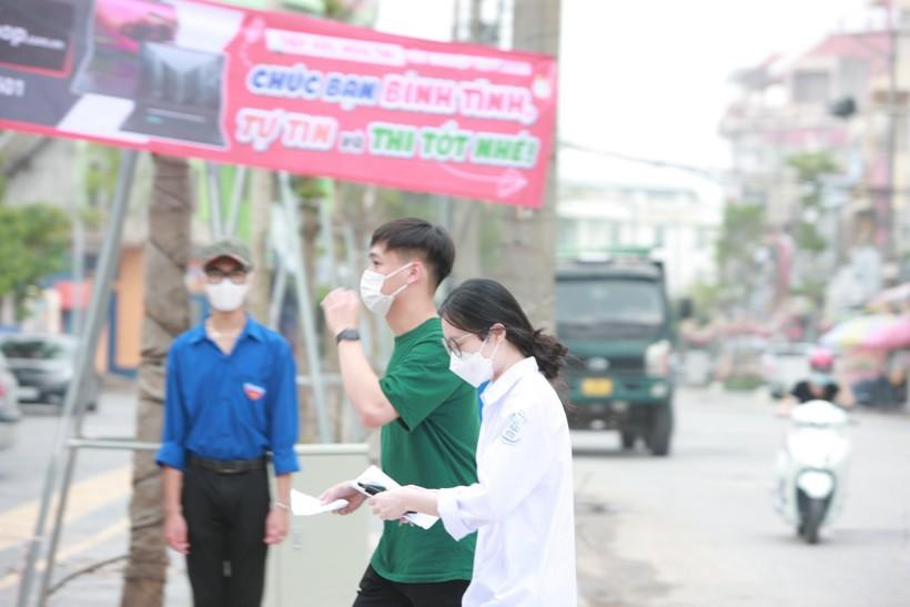 Thí sinh có mặt sớm tại điểm thi chiều 6/7.