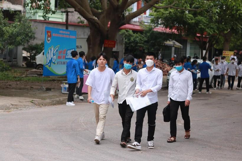 Thí sinh dự thi tại Điểm thi trường THPT Lục Nam chiều 7/7. Thí sinh dự thi tại Điểm thi trường THPT Lục Nam chiều 7/7.