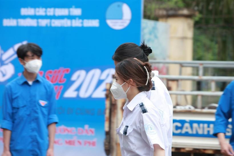 Thí sinh tại Điểm thi trường THPT Chuyên Bắc Giang chiều 7/7. Thí sinh tại Điểm thi trường THPT Chuyên Bắc Giang chiều 7/7.