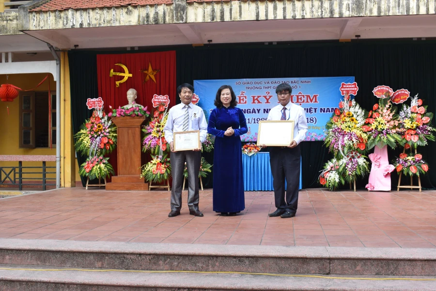 Nguyên Bí thư tỉnh ủy Bắc Ninh - Đào Hồng Lan trao khen thưởng cho nhà trường.