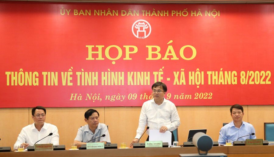 Lãnh đạo Văn phòng UBND TP và Sở ban ngành thông tin với báo chí.