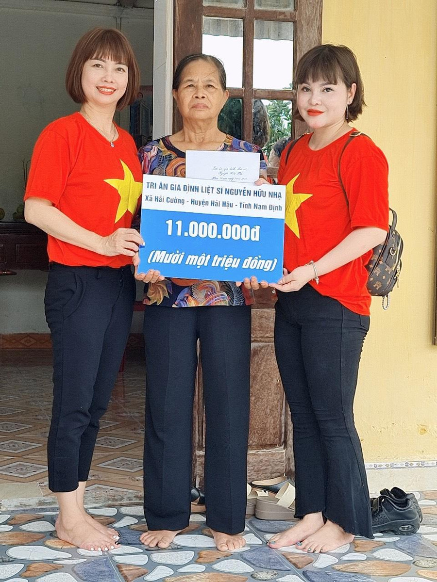 Cô Nguyễn Thu Hà (ngoài cùng bên trái) với hoạt động ý nghĩa cùng các nhà hảo tâm. Cô Nguyễn Thu Hà (ngoài cùng bên trái) với hoạt động ý nghĩa cùng các nhà hảo tâm.