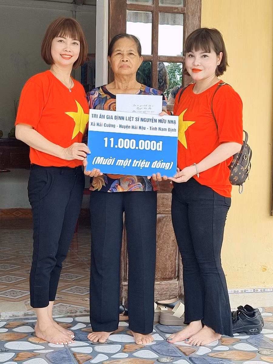 Cô Nguyễn Thu Hà (ngoài cùng bên trái) với hoạt động ý nghĩa cùng các nhà hảo tâm.