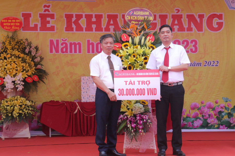 Cũng nhân dịp này, Ngân hàng Agribank - Chi nhánh KCN Đình Trám Bắc Giang cũng tài trợ 30 triệu đồng cho học sinh trên địa bàn huyện Việt Yên.