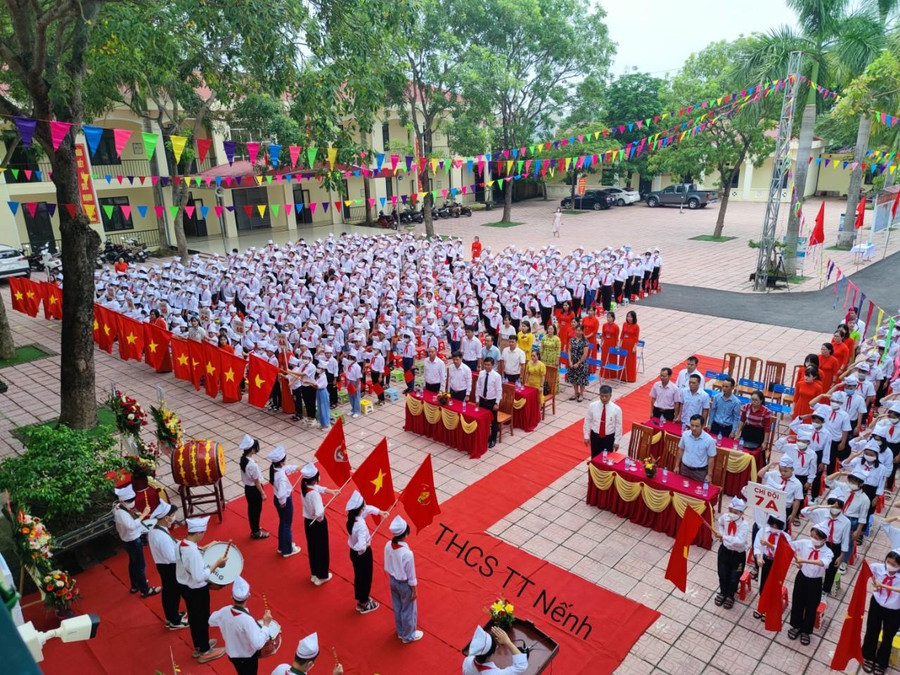 Nghi lễ chào cờ tại trường THCS Thị trấn Nếnh.