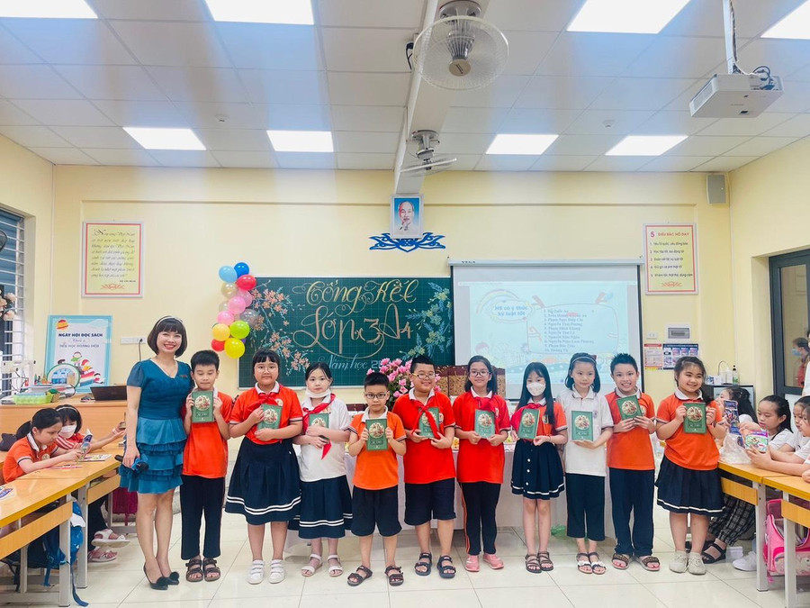 Cô Nguyễn Thu Hà sáng tạo qua từng bài giảng, giúp học trò thêm hứng khởi trong bài học. Cô Nguyễn Thu Hà sáng tạo qua từng bài giảng, giúp học trò thêm hứng khởi trong bài học.