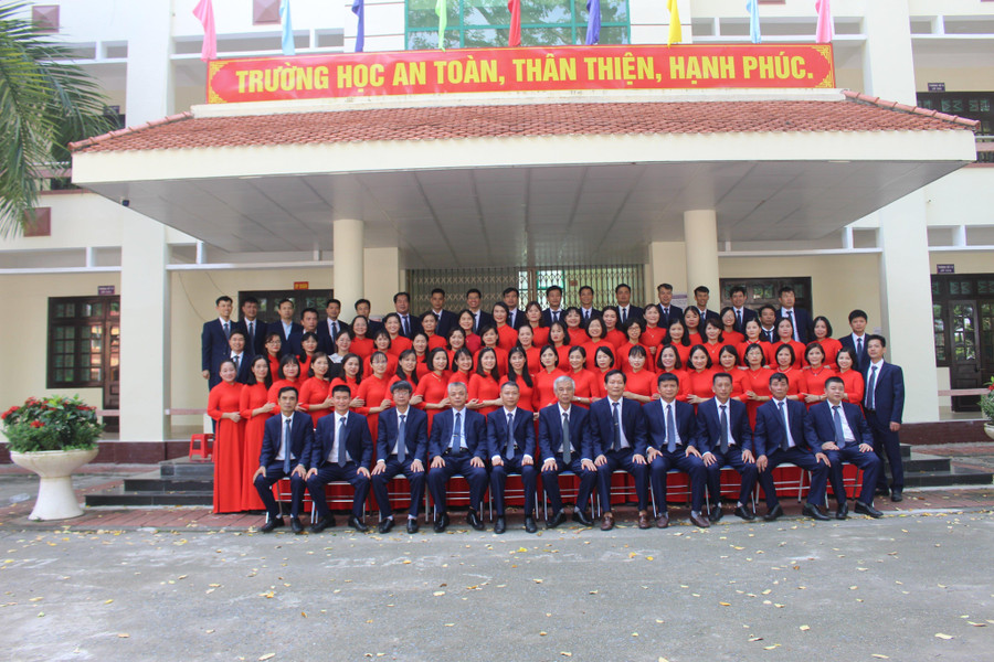 Tập thể cán bộ quản lý, giáo viên trường THPT Gia Bình số 1 (Ảnh tư liệu). Tập thể cán bộ quản lý, giáo viên trường THPT Gia Bình số 1 (Ảnh tư liệu).