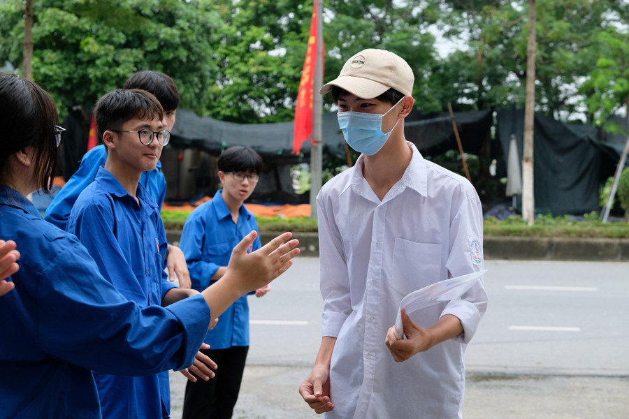 Lực lượng "áo xanh" vỗ tay chúc thí sinh hoàn thành tốt bài thi Ngoại ngữ chiều 8/7. Lực lượng "áo xanh" vỗ tay chúc thí sinh hoàn thành tốt bài thi Ngoại ngữ chiều 8/7.