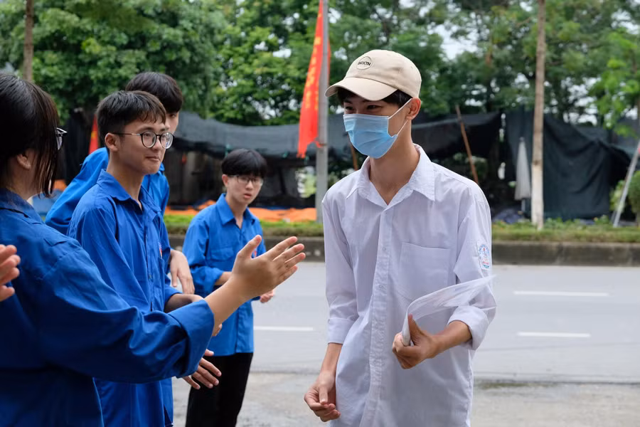 Lực lượng "áo xanh" vỗ tay chúc thí sinh hoàn thành tốt bài thi Ngoại ngữ chiều 8/7.