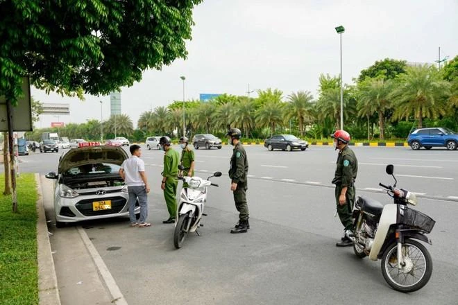 Lực lượng chức năng làm việc với lái xe taxi bị tố tấn công nhân viên sân bay.