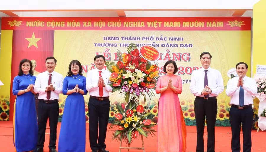 Chủ tịch UBND tỉnh Bắc Ninh - Nguyễn Hương Giang tặng hoa chúc mừng Trường THCS Nguyễn Đăng Đạo.