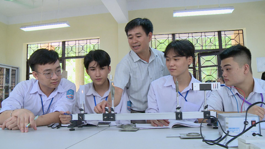 Thầy và trò trường THPT Gia Bình số 1 trong giờ thực hành. Thầy và trò trường THPT Gia Bình số 1 trong giờ thực hành.