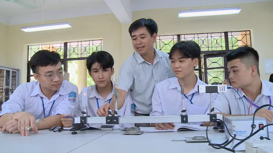 Thầy và trò trường THPT Gia Bình số 1 trong giờ thực hành.