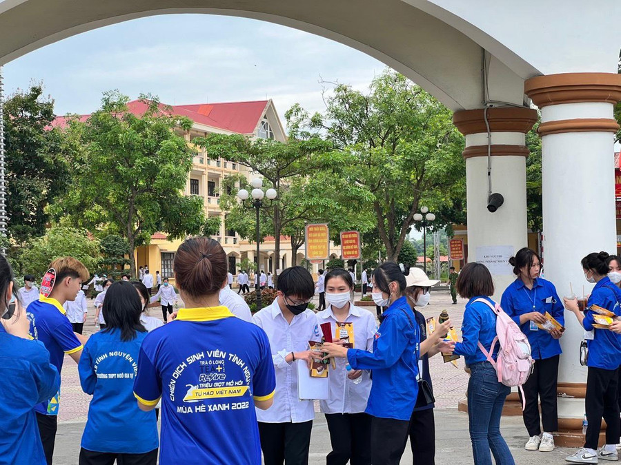 Hội sinh viên Bắc Ninh động viên hỗ trợ thí sinh tại các Điểm thi.