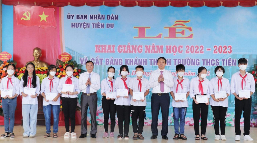 Lãnh đạo huyện Tiên Du trao tặng học bổng cho các em học sinh có hoàn cảnh khó khăn. Lãnh đạo huyện Tiên Du trao tặng học bổng cho các em học sinh có hoàn cảnh khó khăn.