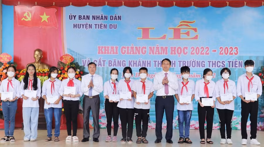 Lãnh đạo huyện Tiên Du trao tặng học bổng cho các em học sinh có hoàn cảnh khó khăn.