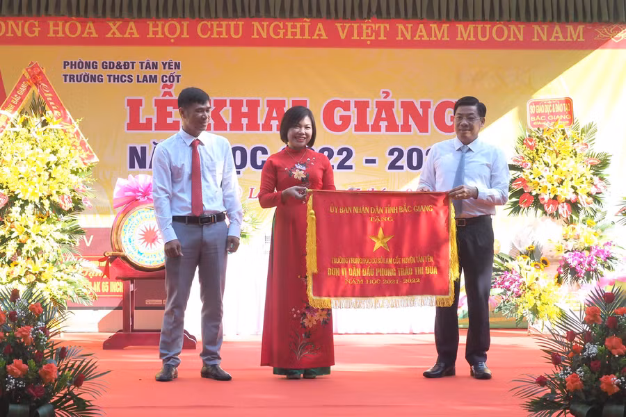 Bí thư Tỉnh ủy Bắc Giang - Dương Văn Thái trao Cờ thi đua của UBND tỉnh Bắc Giang cho Trường THCS Lam Cốt