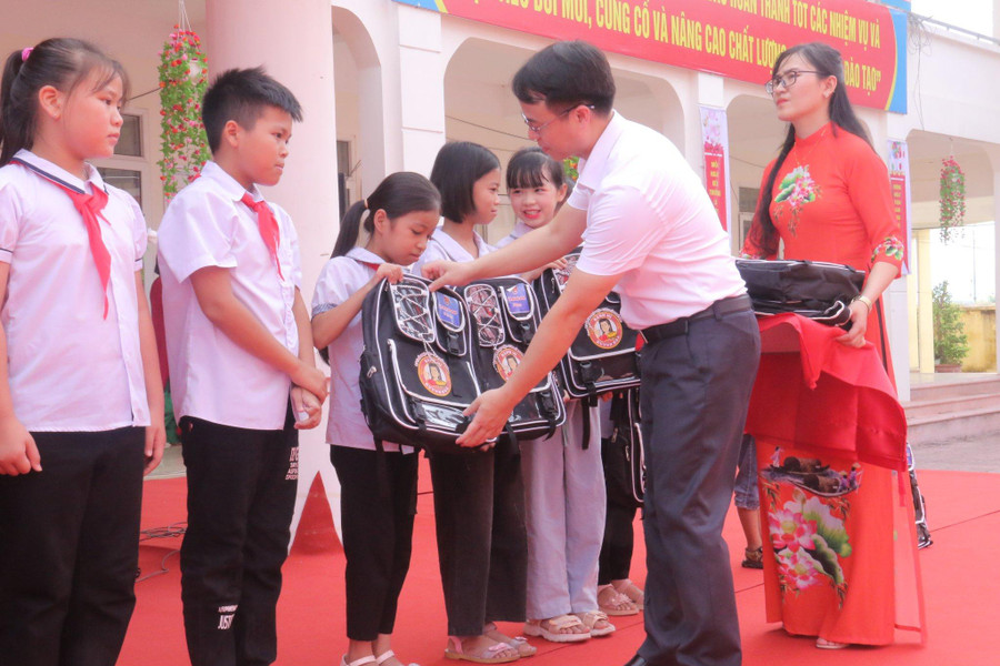 Tặng cặp sách cho học sinh trường Tiểu học Hồng Thái (huyện Việt Yên) trong ngày khai giảng năm học mới 2022 -2023.
