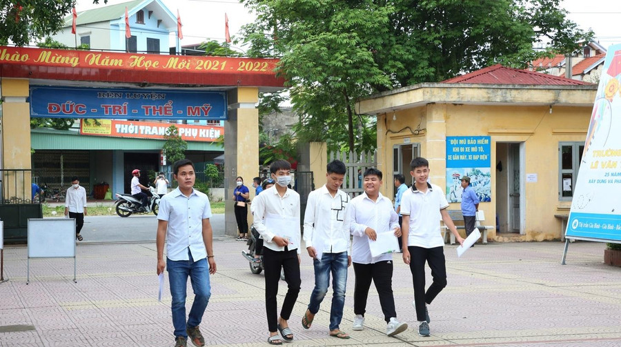 Thí sinh tại Điểm thi trường THPT Lê Văn Thịnh tự tin bước vào bài thi trắc nghiệm.