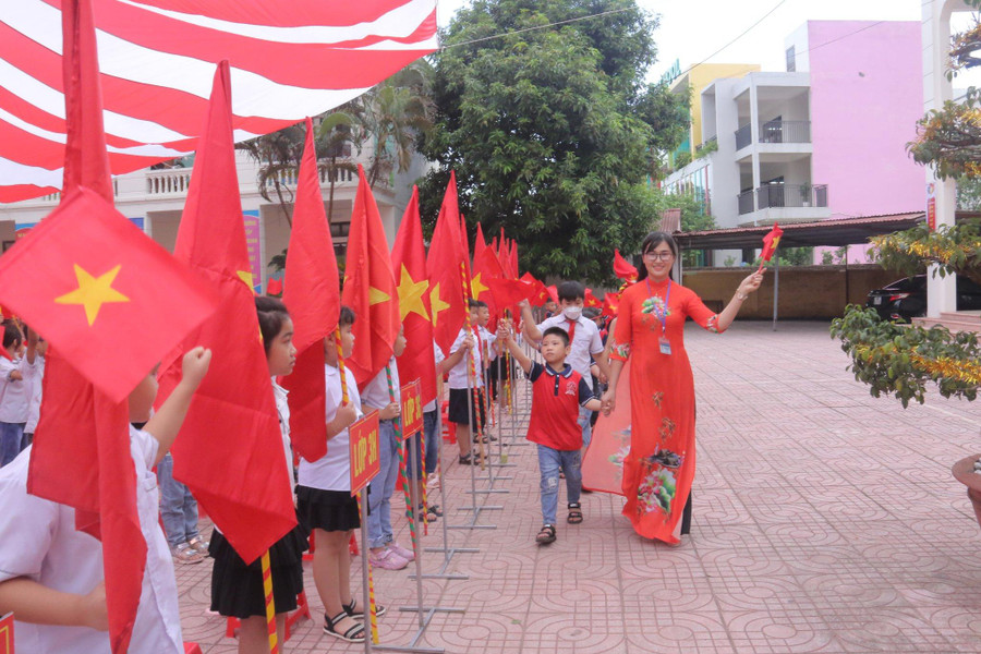 Học sinh huyện Việt Yên hân hoan trong ngày khai giảng.