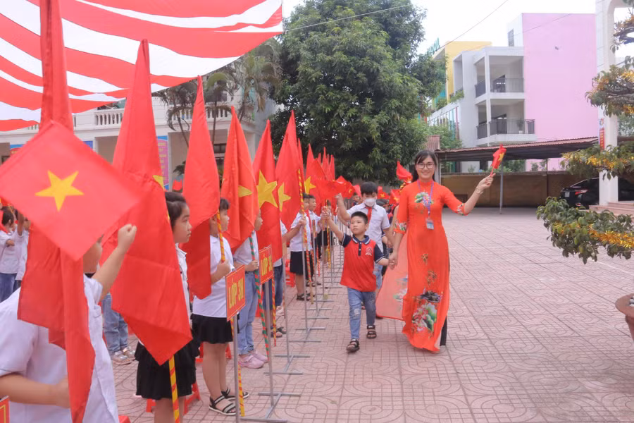 Học sinh huyện Việt Yên hân hoan trong ngày khai giảng.