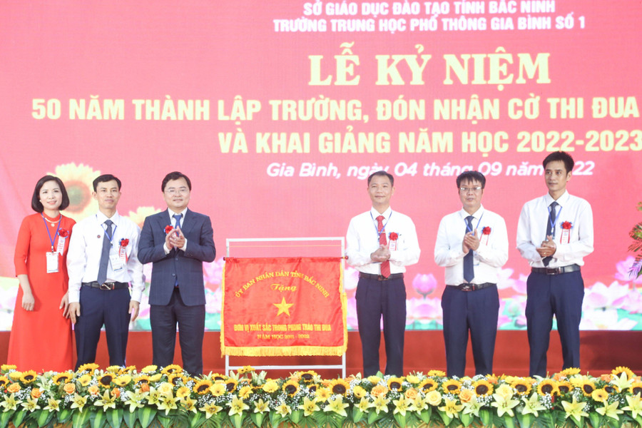 Bí thư Tỉnh ủy Bắc Ninh - Nguyễn Anh Tuấn trao Cờ thi đua của tỉnh Bắc Ninh cho Trường THPT Gia Bình số 1. Bí thư Tỉnh ủy Bắc Ninh - Nguyễn Anh Tuấn trao Cờ thi đua của tỉnh Bắc Ninh cho Trường THPT Gia Bình số 1.