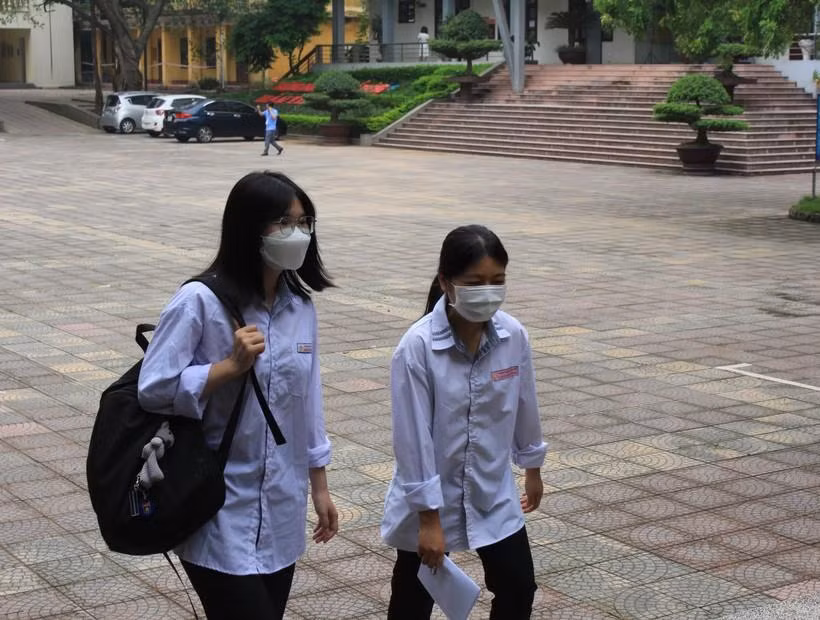 Thí sinh đến sớm tại điểm thi trường THPT Hàn Thuyên.