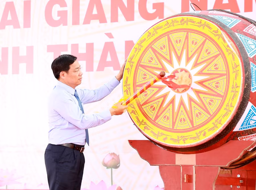 Bí thư Tỉnh ủy Bắc Giang đánh trống khai giảng năm học mới (Ảnh Cổng TTĐT BG).