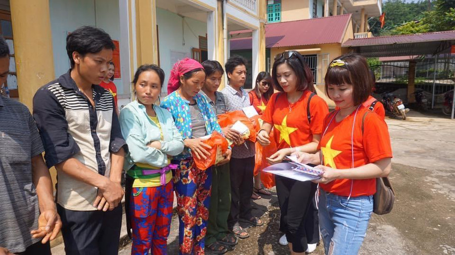 Hình ảnh cô Nguyễn Thu Hà cùng đoàn thiện nguyện trao quà cho người dân có hoàn cảnh khó khăn. Hình ảnh cô Nguyễn Thu Hà cùng đoàn thiện nguyện trao quà cho người dân có hoàn cảnh khó khăn.