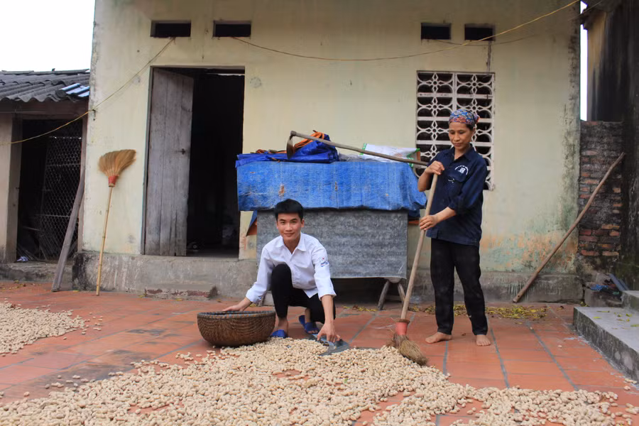 Sau những giờ học ở lớp, Thạch trở về nhà giúp mẹ và anh từ những công việc nhỏ nhất.