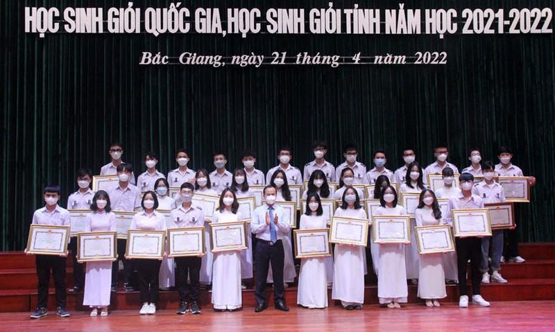 Ông Mai Sơn - Phó Chủ tịch Thường trực UBND tỉnh Bắc Giang khen thưởng học sinh giỏi năm học 2021 -2022. Ông Mai Sơn - Phó Chủ tịch Thường trực UBND tỉnh Bắc Giang khen thưởng học sinh giỏi năm học 2021 -2022.
