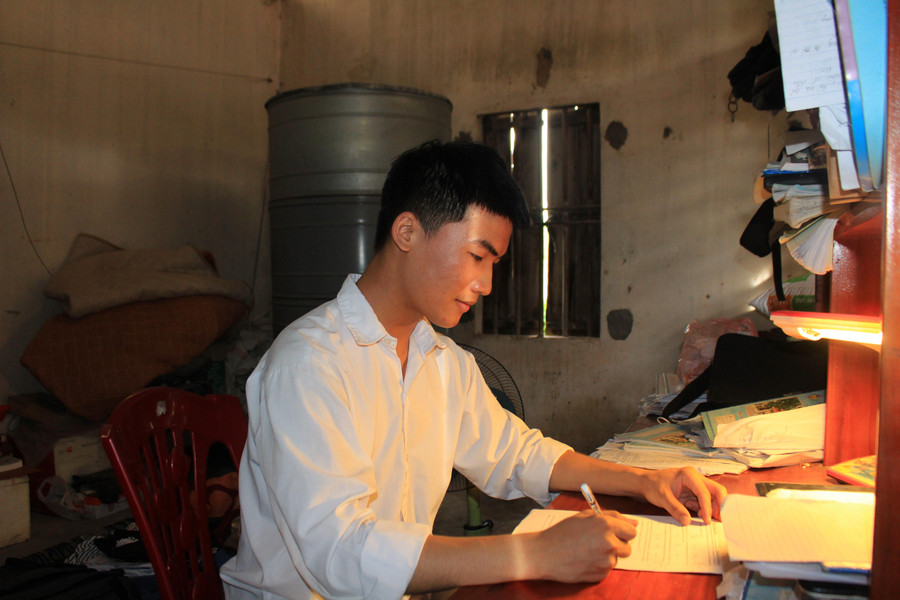Góc học tập cũng là nơi để dụng cụ nông nghiệp của nhà Thạch (Ảnh Đăng Chung). Góc học tập cũng là nơi để dụng cụ nông nghiệp của nhà Thạch (Ảnh Đăng Chung).