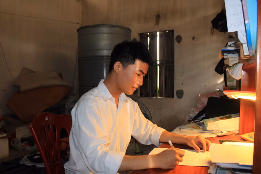 Góc học tập cũng là nơi để dụng cụ nông nghiệp của nhà Thạch (Ảnh Đăng Chung).