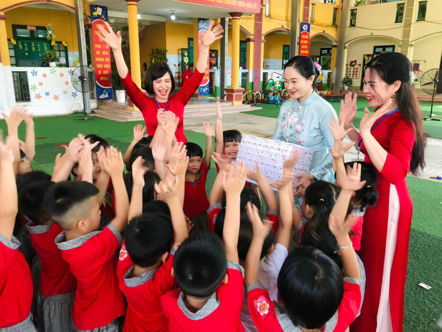 Bà Đỗ Thị Hương - Trưởng phòng GD&amp;ĐT huyện Việt Yên trao quà, chia vui với học sinh trường Mầm non Hồng Thái.