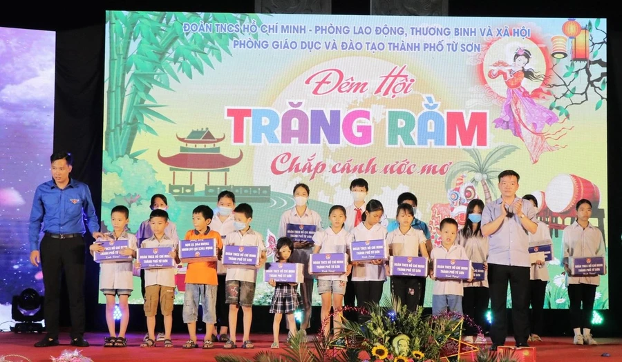 Phó Bí thư Tỉnh đoàn Bắc Ninh - Nguyễn Bảo Đại và Phó Bí thư Thường trực Thành ủy Từ Sơn - Đỗ Tuấn Sơn trao quà cho học sinh nghèo có hoàn cảnh khó khăn.