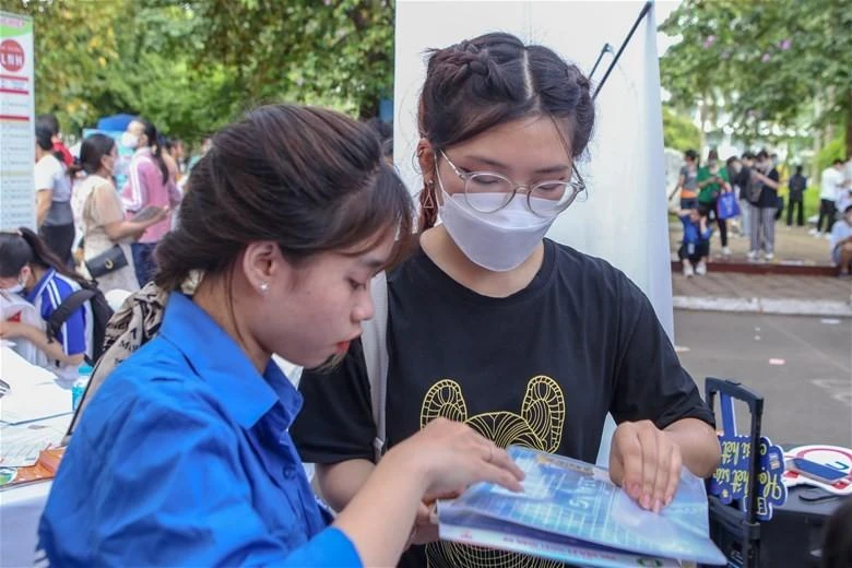 Sinh viên tình nguyện trường Đại học Điện lực tư vấn giải đáp một số thắc mắc cho tân sinh viên (Ảnh Tư liệu).