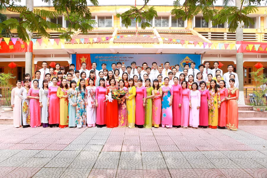Hình ảnh tập thể cán bộ quản lý, giáo viên trường THPT Gia Bình số 1 (Ảnh tư liệu).