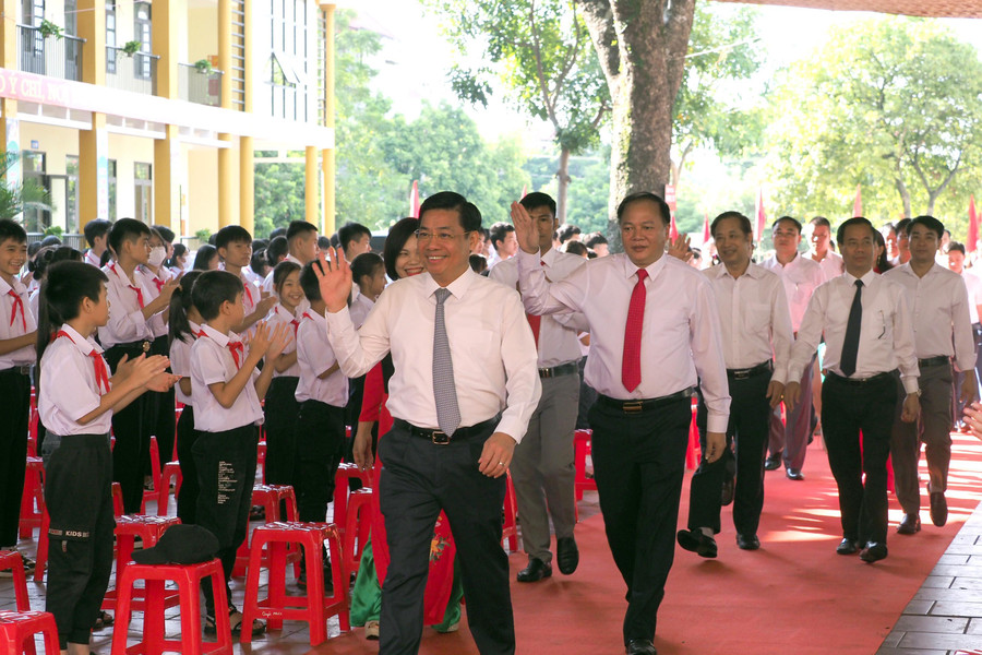 Bí thư Tỉnh ủy Bắc Giang - Dương Văn Thái (hàng đầu) và ông Tạ Việt Hùng - Giám đốc Sở GD&ĐT Bắc Giang cùng đoàn về dự khai giảng năm học mới tại Trường THCS Lam Cốt. Bí thư Tỉnh ủy Bắc Giang - Dương Văn Thái (hàng đầu) và ông Tạ Việt Hùng - Giám đốc Sở GD&ĐT Bắc Giang cùng đoàn về dự khai giảng năm học mới tại Trường THCS Lam Cốt.