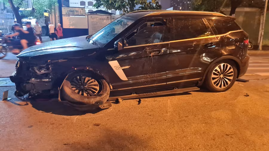 Hình ảnh chiếc xe sau khi lái xe gây tai nạn giao thông.